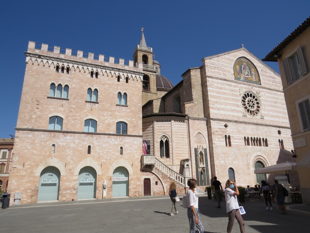...und Blicken zurück zum Dom San Feliciano, der ungewöhnlicherweise mit einem Palazzo verbaut ist