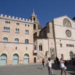 ...und Blicken zurück zum Dom San Feliciano, der ungewöhnlicherweise mit einem Palazzo verbaut ist