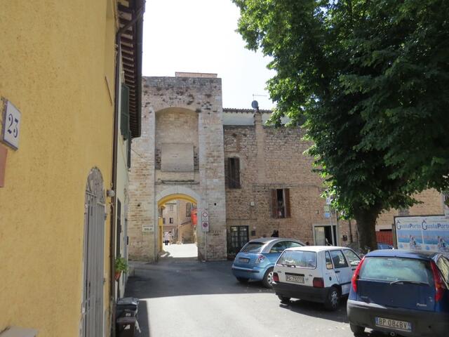 alles der Hauptstrasse entlang erreichen wir bald das kleine Dorf Sant'Eraclio...