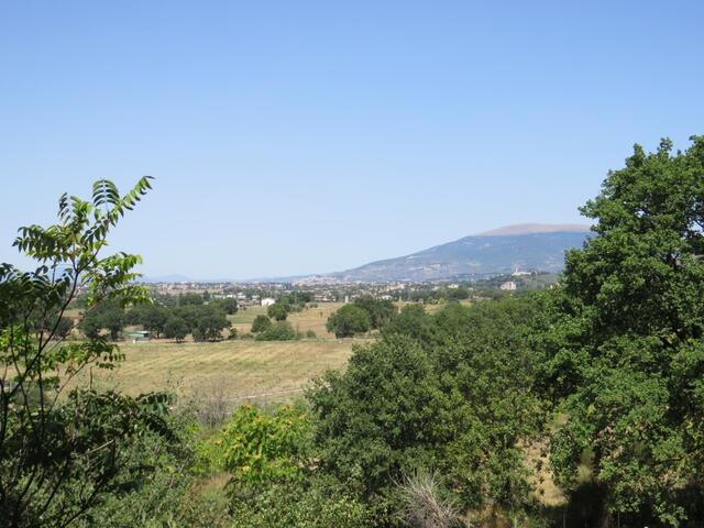 wir Blicken zurück und erkennen am Horizont Assisi und rechts der Monte Subasio