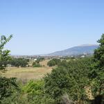 wir Blicken zurück und erkennen am Horizont Assisi und rechts der Monte Subasio