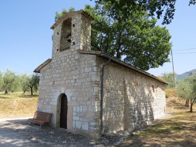 im Schatten der Bäume legen wir bei der kleinen romanischen Kapelle eine Rast ein