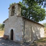 im Schatten der Bäume legen wir bei der kleinen romanischen Kapelle eine Rast ein