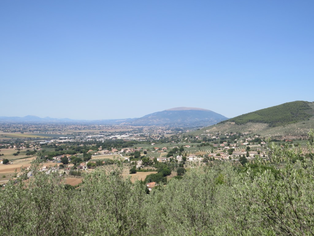 Blick zurück wo wir am Horizont den Monte Subasio erkennen