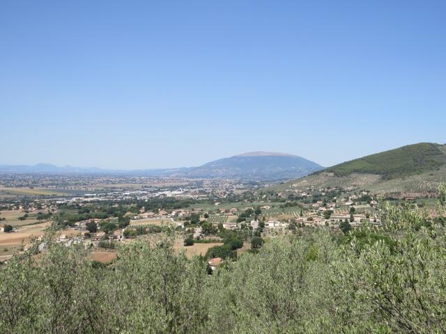 Blick zurück wo wir am Horizont den Monte Subasio erkennen