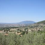 Blick zurück wo wir am Horizont den Monte Subasio erkennen