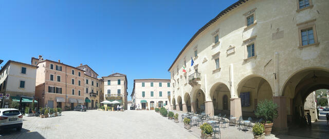 sehr schönes Breitbildfoto der Piazza Mazzini. Bei Breitbildfotos nach dem anklicken, immer noch auf Vollgrösse klicken