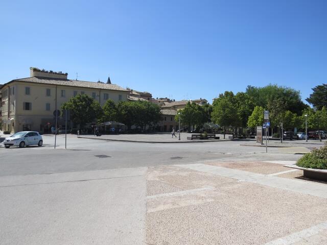 beim grossen Parkplatz von Trevi warten wir nach dem MIttagessen auf den Bus