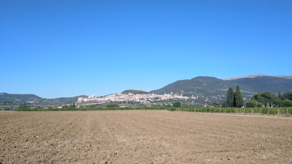 beim Bahnhof von Assisi schauen wir Richtung Assisi