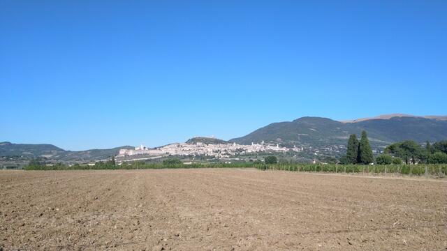 beim Bahnhof von Assisi schauen wir Richtung Assisi