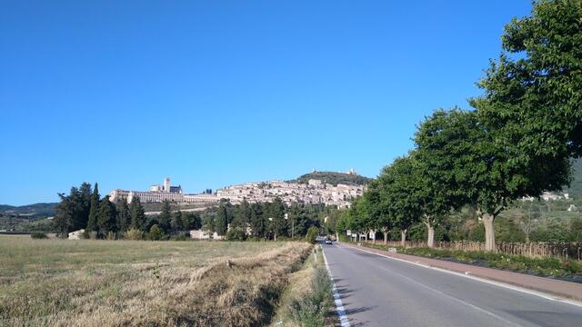 mit dem Shuttle fahren wir danach hinauf nach Assisi