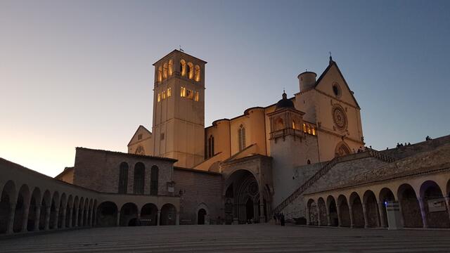 wunderschön beleuchtet die riesige Basilika