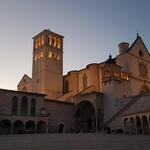 wunderschön beleuchtet die riesige Basilika