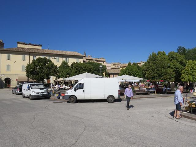 beim grossen Parkplatz in Trevi wo gerade der Wochenmarkt stattfindet starten wir die heutige Etappe