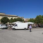 beim grossen Parkplatz in Trevi wo gerade der Wochenmarkt stattfindet starten wir die heutige Etappe