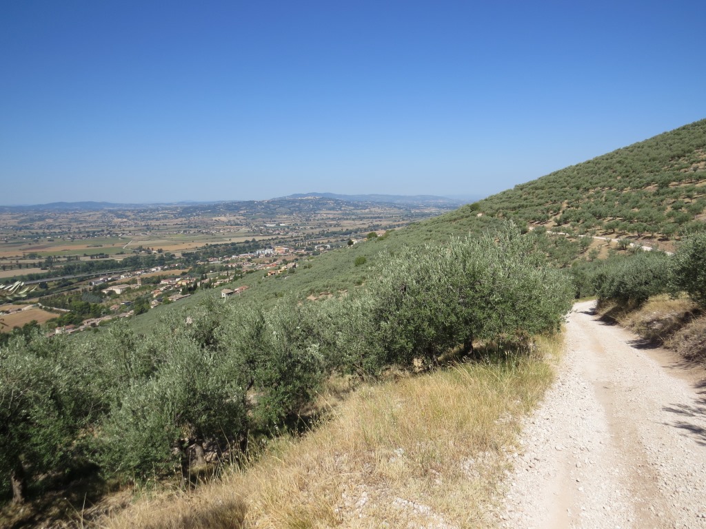 ganz am Horizont ist Assisi erkennbar