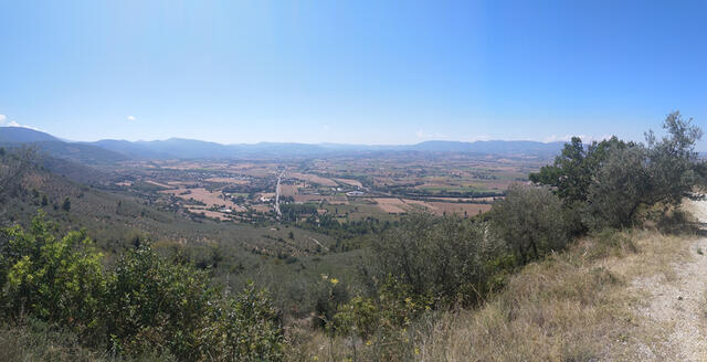 gut ersichtlich die lange gerade Strasse die nach Spoleto führt