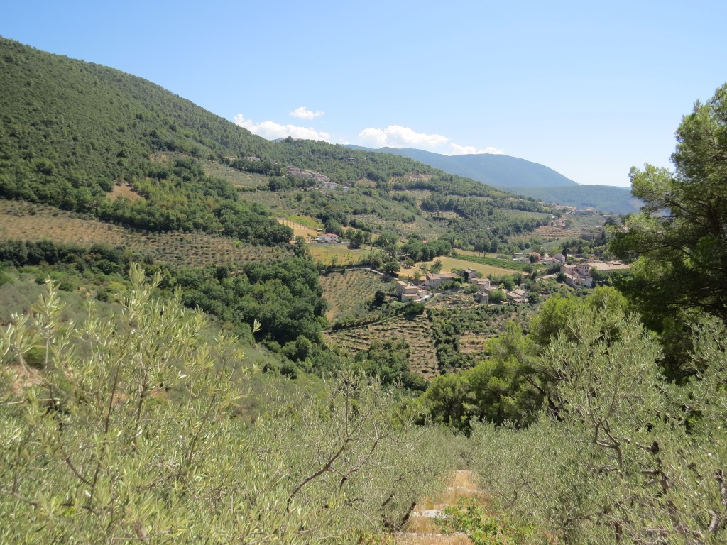 wir blicken zum Schloss von Campello und zum Dorf Lenano