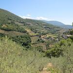 wir blicken zum Schloss von Campello und zum Dorf Lenano