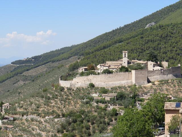 wir blicken zurück und was sehen wir hinter dem Castello di Campello? der Eremo Francescano delle Allodole