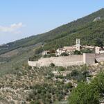 wir blicken zurück und was sehen wir hinter dem Castello di Campello? der Eremo Francescano delle Allodole