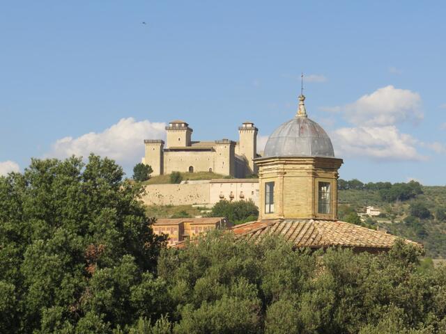 vom Hotelzimmer aus erkennen wir die Chiesa di San Rocco und die Rocca Albornoziana