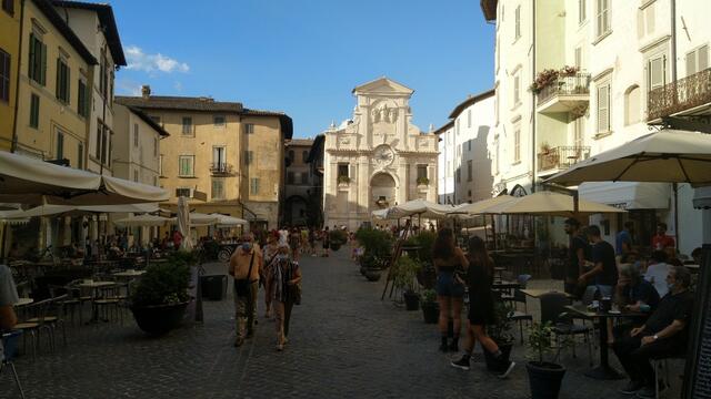 nach dem auspacken laufen wir durch Spoleto. Enge Gässchen und schöne Plätze prägen das Bild