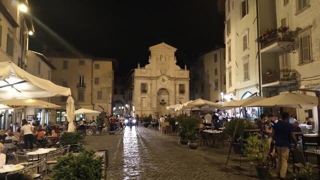 es ist schön spät als wir das Restaurant verlassen und durch die Piazza del Mercato laufen