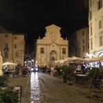 es ist schön spät als wir das Restaurant verlassen und durch die Piazza del Mercato laufen