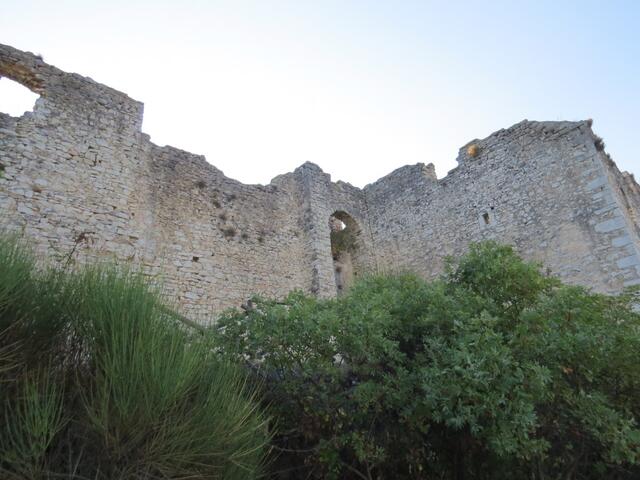an der Burgmauer ist gut zu erkennen das die Burg sehr gross gewesen sein muss