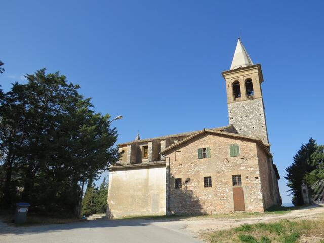 bei der Chiesa di San Pietro in Bazzano Superiore, erfrischen wir uns an einem Brunnen