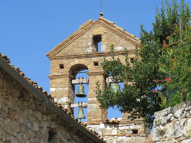 der schöne Glockenturm der Kirche in Bazzano Superiore