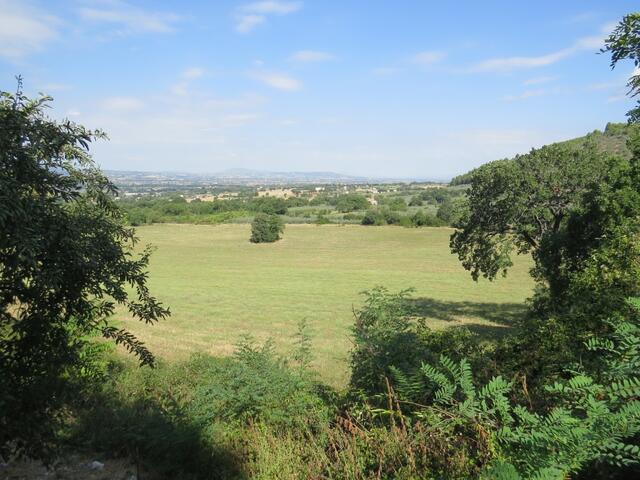 ganz weit weg am Horizont erkannt man den Monte Subasio der Hausberg von Assisi