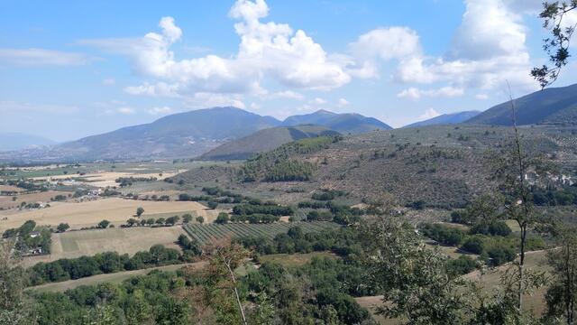 während dem Aufstieg zum Monte Giove schauen wir zurück. Von Hügel zu Hügel sind wir gewandert