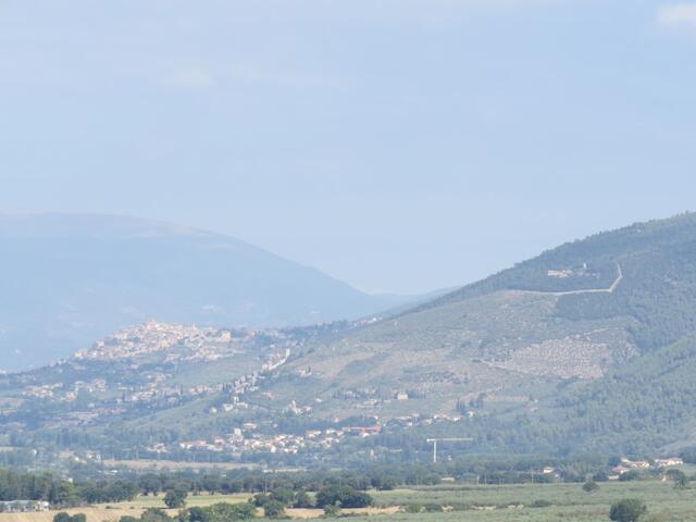 ganz weit weg erkennen wir Trevi und den Eremo Francescano delle Allodole. Wir grüssen dich Gaja