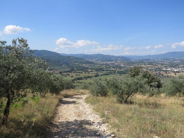 wir haben den Monte Giove erreicht und blicken Richtung Spoleto...