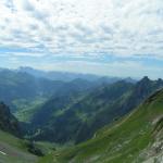 Blick vom Rotsteinpass nach Thurwis. Links die Churfirsten