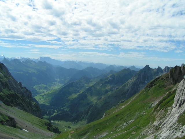 Blick vom Rotsteinpass nach Thurwis. Links die Churfirsten