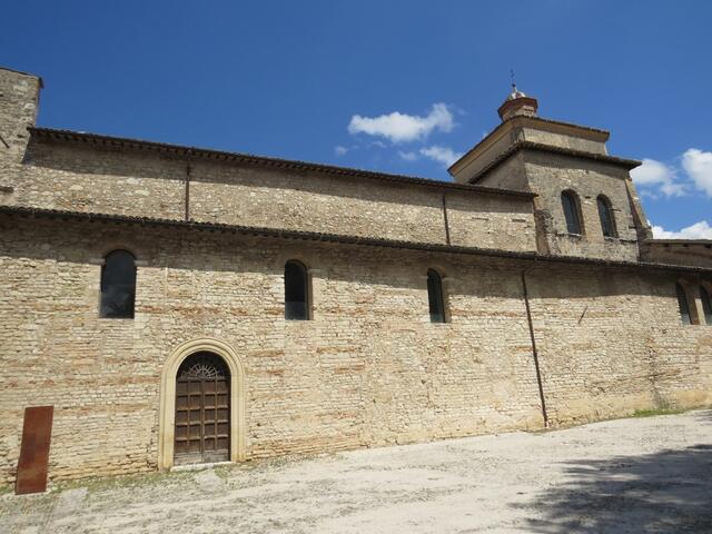 am Stadtrand von Spoleto erreichen wir die im 4./5. Jhr. entstandene Basilica di San Salvatore