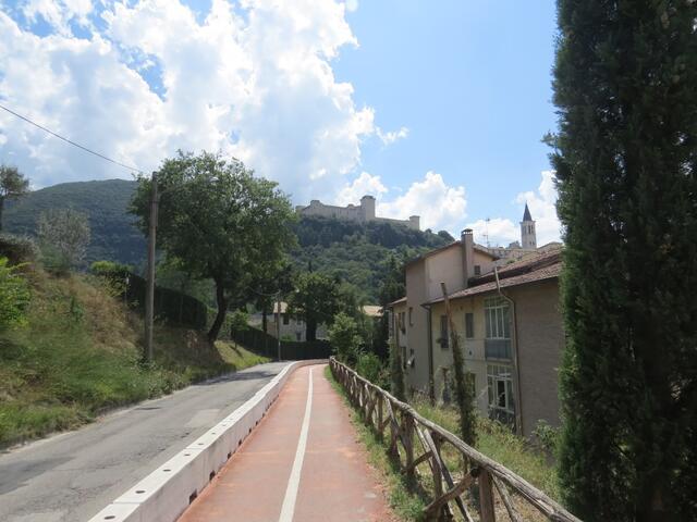 wir laufen weiter und schon nach kurzer Zeit erkennen wir die Rocca Albornoziana und den Kirchturm vom Dom