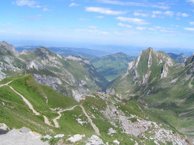 Blick vom Rotsteinpass Richtung Meglisalp. Links Schäfler. Rechts Marwees