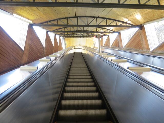 nobel geht es mit der Rolltreppe hinauf zum Dom