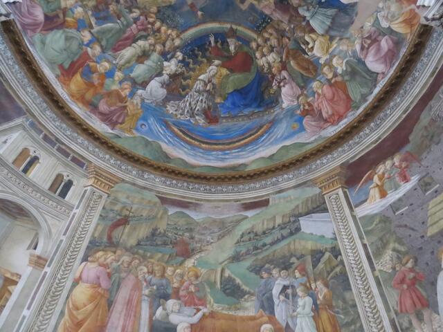 Sehenswert sind die sehr farbenprächtigen Fresken im Chorbereich