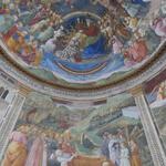 Sehenswert sind die sehr farbenprächtigen Fresken im Chorbereich