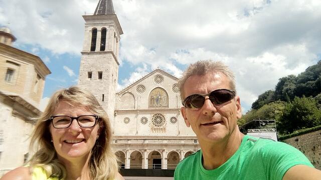 Erinnerungsfoto aufgenommen beim Dom von Spoleto