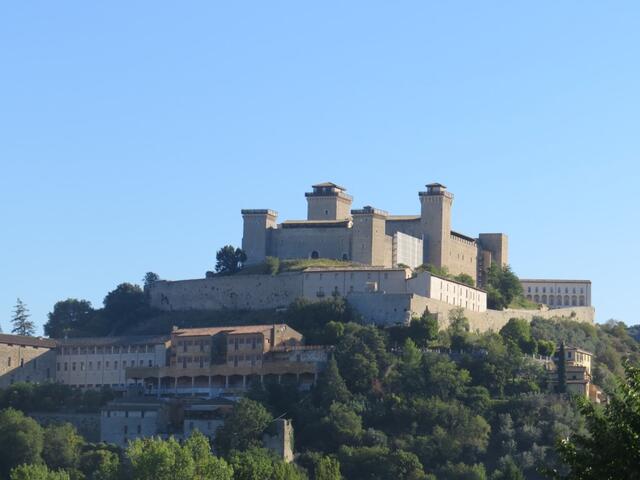 beim verlassen des Hotels schauen wir hinauf zur ehemaligen 1359 erbauten päpstlichen Burganlage Rocca Albornoziana