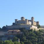 beim verlassen des Hotels schauen wir hinauf zur ehemaligen 1359 erbauten päpstlichen Burganlage Rocca Albornoziana