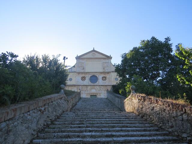 ein bisschen ausserhalb der Stadt und ein paar Meter neben dem Weg, liegt die Kirche San Pietro fuori le mura