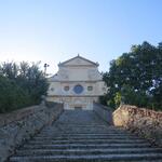 ein bisschen ausserhalb der Stadt und ein paar Meter neben dem Weg, liegt die Kirche San Pietro fuori le mura