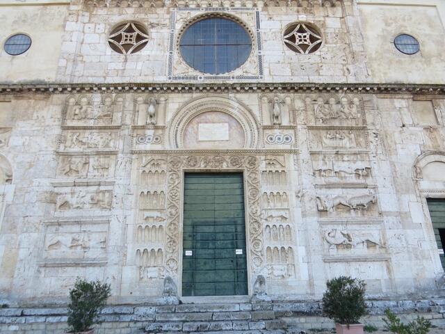 die Fassade der Kirche aus dem 12.Jhr. hat um das Portal herum...